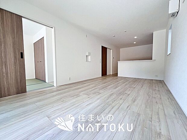 【現地写真（リビング）】フローリング材には、木目、色調など木材特有の風合いがあり、ナチュラルな美しさになっています。