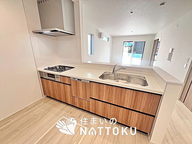 【現地写真（キッチン）】収納たっぷりのシステムキッチン、浄水器付水栓を標準装備しています。