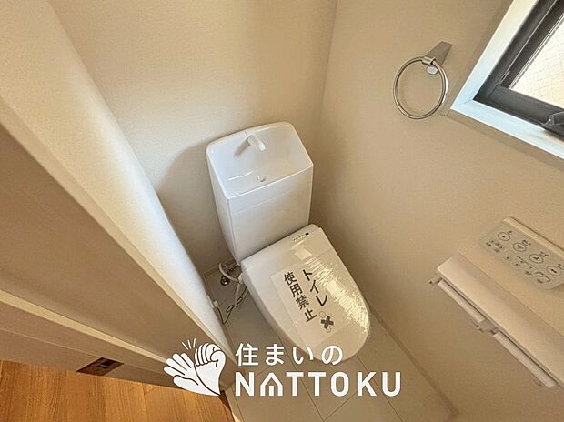 【トイレ】汚れてもサッとひと拭きでお手入れ簡単、エコ仕様の温水洗浄便座付きのトイレです。
バリアフリーにも配慮しています。