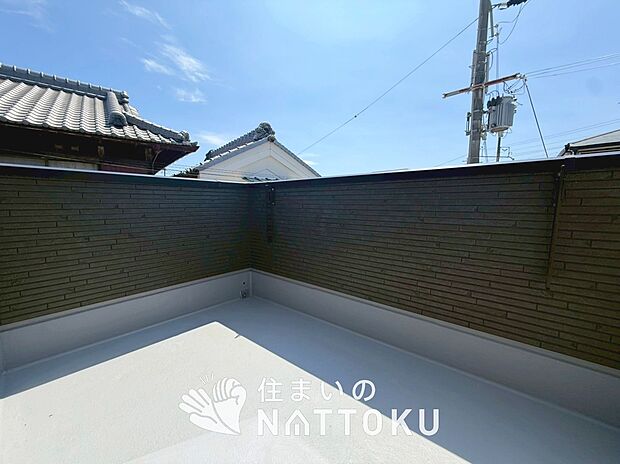 【バルコニー】奥行きが広く、洗濯物をゆったりと干せる十分な広さで、家族の洗濯も捗ります。