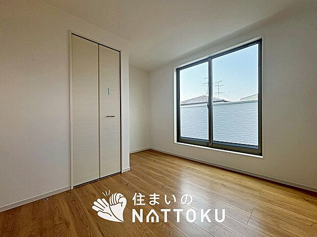 【現地写真(洋室)】木目の美しさを際立たせるシンプルデザインの建具を使用しています。