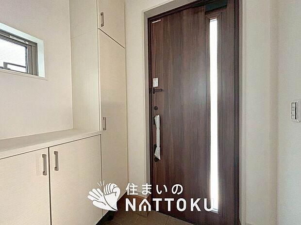 【現地写真(玄関)】玄関には、大型のシューズ収納を設置しています。