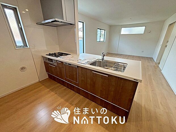 【現地写真(キッチン)】収納たっぷりのシステムキッチン、浄水器付水栓を標準装備しています。