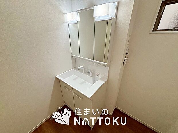 【洗面台・洗面所】鏡の両サイドは、必要なものを取出しやすく、大きな鏡面で朝の準備も快適。
使いやすいリフトアップ機能付きのシングルレバーシャワー水栓付です。
