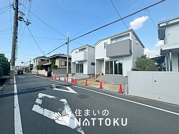 【現地写真（街並み）】雨で汚れを落とし、耐久性・耐候性に優れた外壁を使用しています。