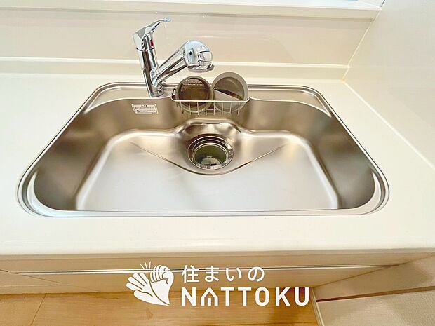 【浄水器内臓ハンドシャワー付シンク】広々とした凸型シンクに洗剤ポケットを標準装備。すっきり収納できます。
また、蛇口の先端に浄水器を内蔵しているため場所をとりません。
