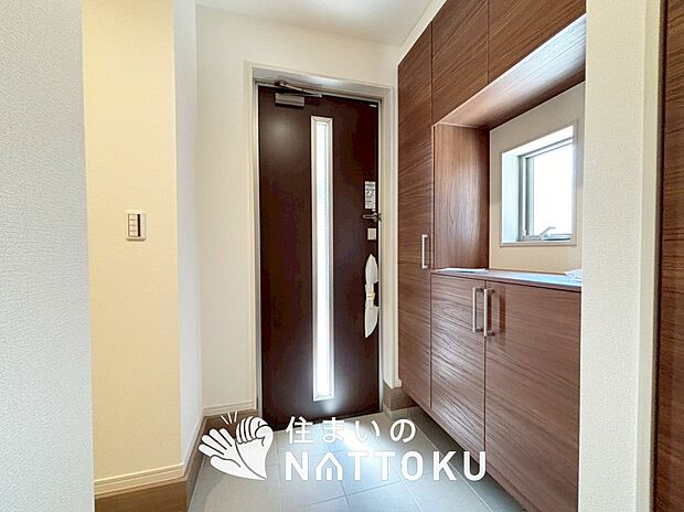 【現地写真（玄関）】玄関には、大型のシューズ収納を設置しています。