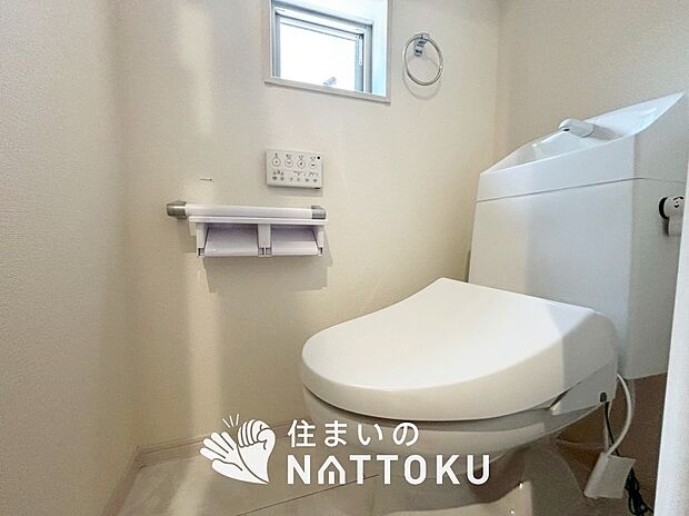 【トイレ】汚れてもサッとひと拭きでお手入れ簡単、エコ仕様の温水洗浄便座付きのトイレです。
バリアフリーにも配慮しています。