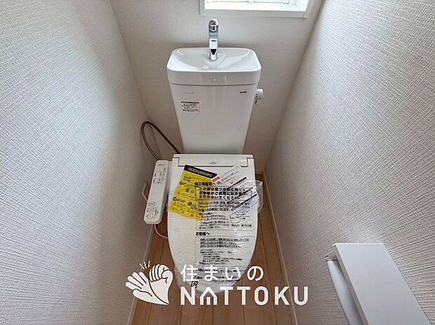 【トイレ】汚れてもサッとひと拭きでお手入れ簡単、エコ仕様の温水洗浄便座付きのトイレです。
バリアフリーにも配慮しています。
