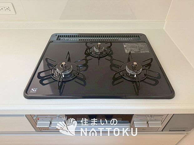 【ビルトインコンロ】フラットな構造で清掃性が高く、過熱防止センサー付３口タイプで日頃の家事も快適です。