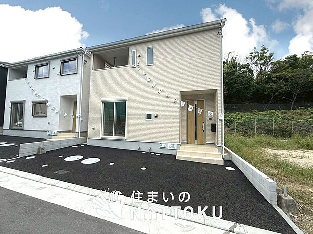 【現地写真（外観）【９号地】】雨で汚れを落とし、耐久性・耐候性に優れた外壁を使用しています。