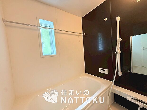 【現地写真（浴室）】浴室暖房乾燥機付き。１坪タイプで広々です。