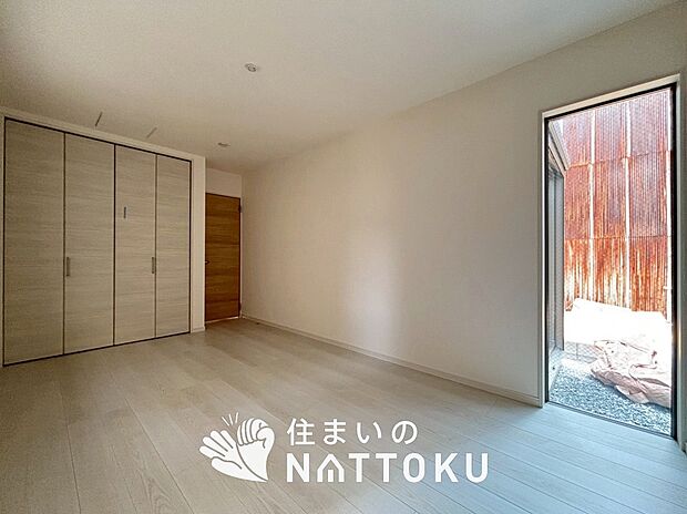 【現地写真（寝室）】大壁仕様の新寝室。くつろぎの空間です。