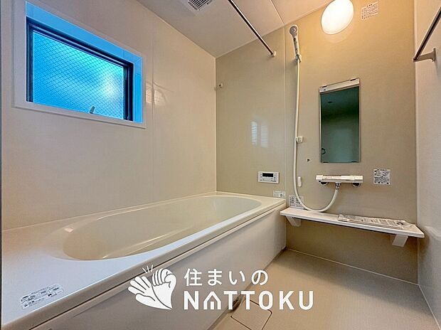 【現地写真（浴室）】浴室暖房乾燥機付き。１坪タイプで広々です。