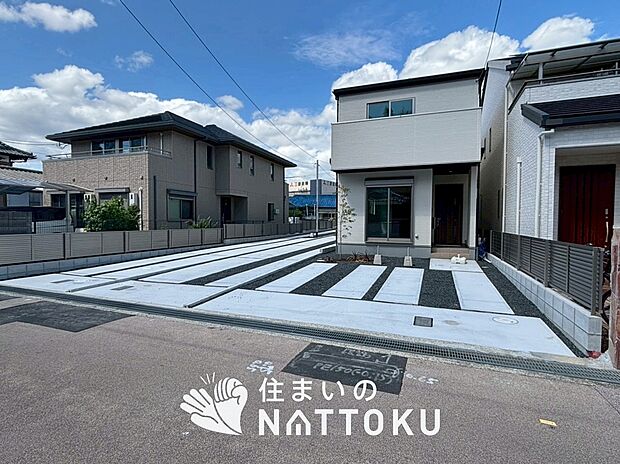 【現地写真(街並み)】軽くて火災に強い屋根材を採用し、地震時の建物への負担や揺れを軽減しています。