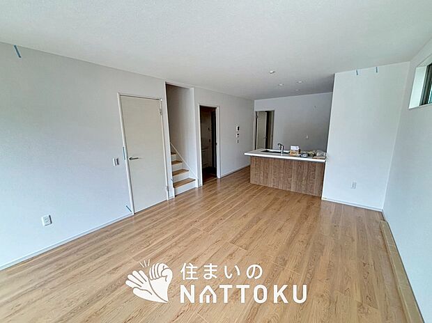 【現地写真(リビング)】フローリング材には、木目、色調など木材特有の風合いがあり、ナチュラルな美しさになっています。