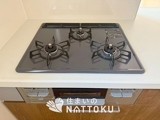 【ビルトインコンロ】フラットな構造で清掃性が高く、過熱防止センサー付３口タイプで日頃の家事も快適です。