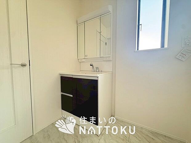 【洗面台・洗面所】鏡の両サイドは、必要なものを取出しやすく、大きな鏡面で朝の準備も快適。
使いやすいリフトアップ機能付きのシングルレバーシャワー水栓付です。
