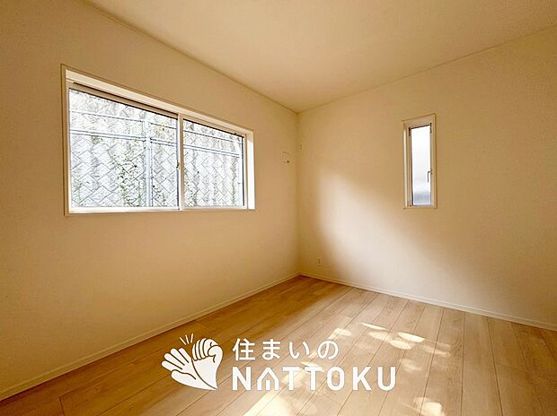 【現地写真（寝室）】木目の美しさを際立たせるシンプルデザインの建具を使用しています。