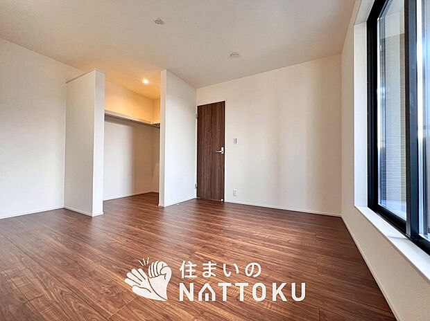 【現地写真（寝室）】木目の美しさを際立たせるシンプルデザインの建具を使用しています。
