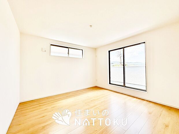 【現地写真(寝室)】木目の美しさを際立たせるシンプルデザインの建具を使用しています。