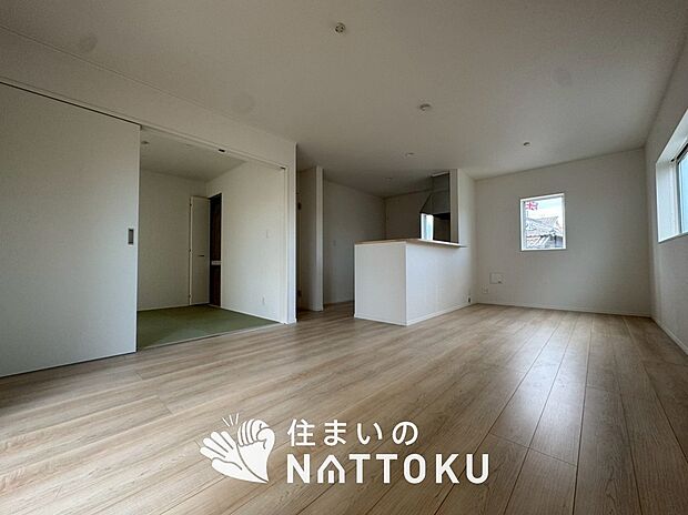 【現地写真(リビング)】フローリング材には、木目、色調など木材特有の風合いがあり、ナチュラルな美しさになっています。