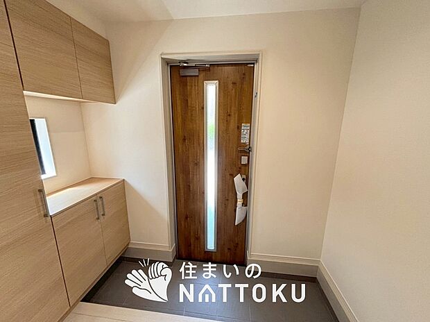 【現地写真（玄関）】玄関には、大型のシューズ収納を設置しています。