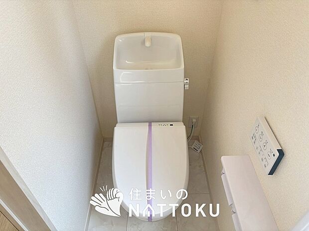 【トイレ】汚れてもサッとひと拭きでお手入れ簡単、エコ仕様の温水洗浄便座付きのトイレです。
バリアフリーにも配慮しています。
