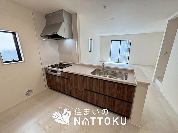 【現地写真（キッチン）】収納たっぷりのシステムキッチン、浄水器付水栓を標準装備しています。