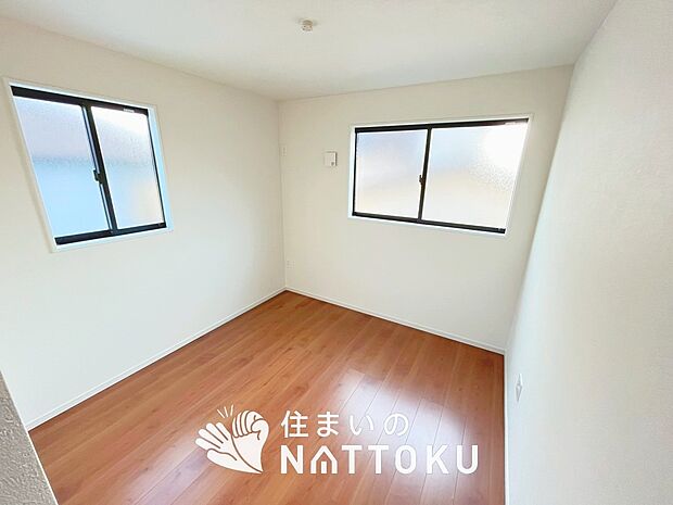 【現地写真(洋室)】木目の美しさを際立たせるシンプルデザインの建具を使用しています。