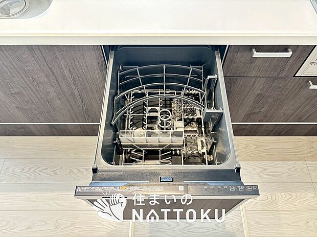 【食器洗い乾燥機】食後の時間にゆとりを与えてくれる食器洗い乾燥機。
操作ボタンも上面にあるので、腰をかがめずに操作ができラクラクです。
