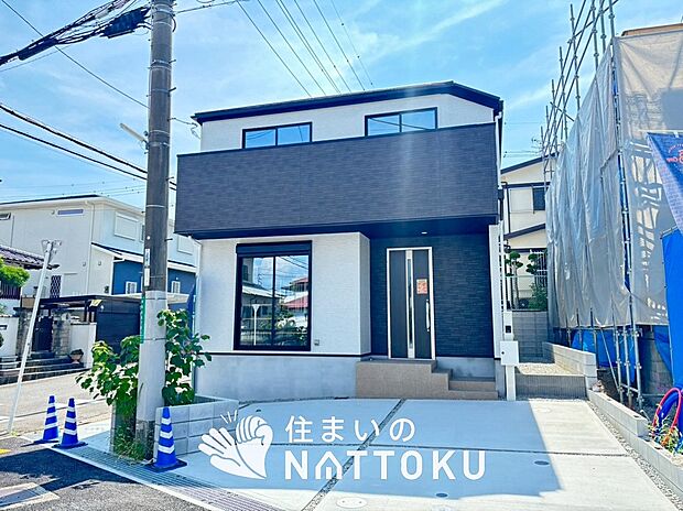 【現地写真(外観)【2号地】】軽くて火災に強い屋根材を採用し、地震時の建物への負担や揺れを軽減しています。