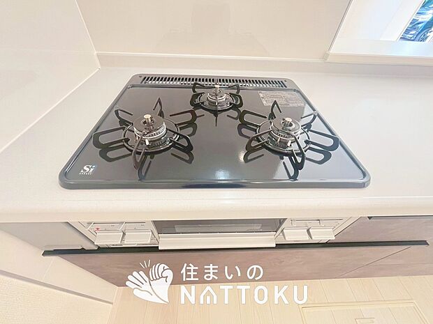 【ビルトインコンロ】フラットな構造で清掃性が高く、過熱防止センサー付３口タイプで日頃の家事も快適です。