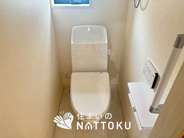 【トイレ】汚れてもサッとひと拭きでお手入れ簡単、エコ仕様の温水洗浄便座付きのトイレです。
バリアフリーにも配慮しています。