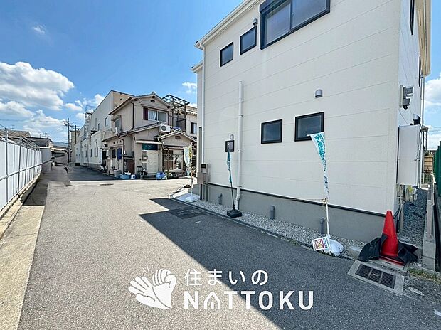 【現地写真(前道含む外観)】健康被害に配慮したもっとも安全性の高い建材を採用し、シックハウス対策をしております。