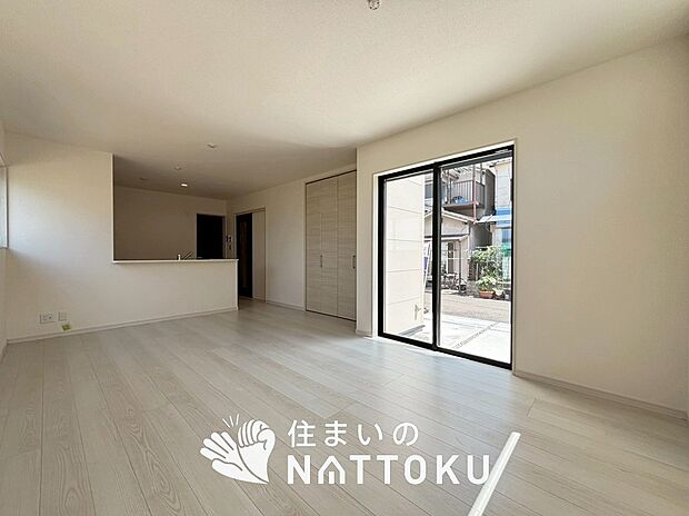 【現地写真(リビング)】フローリング材には、木目、色調など木材特有の風合いがあり、ナチュラルな美しさになっています。