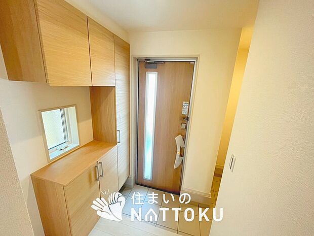 【現地写真（玄関）】玄関には、大型のシューズ収納を設置しています。