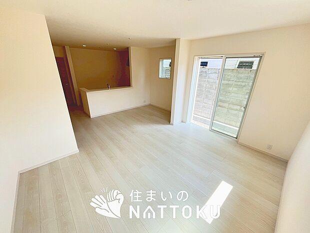 【現地写真（リビング）】フローリング材には、木目、色調など木材特有の風合いがあり、ナチュラルな美しさになっています。