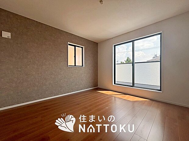 【現地写真(寝室)】木目の美しさを際立たせるシンプルデザインの建具を使用しています。
