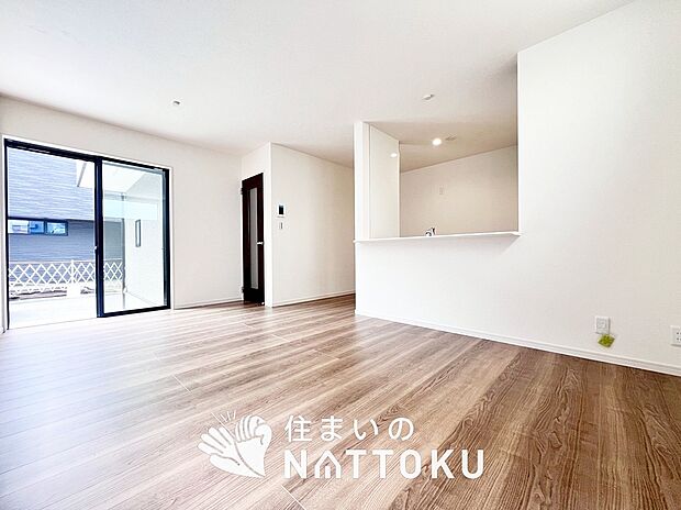 【現地写真（リビング）】フローリング材には、木目、色調など木材特有の風合いがあり、ナチュラルな美しさになっています。