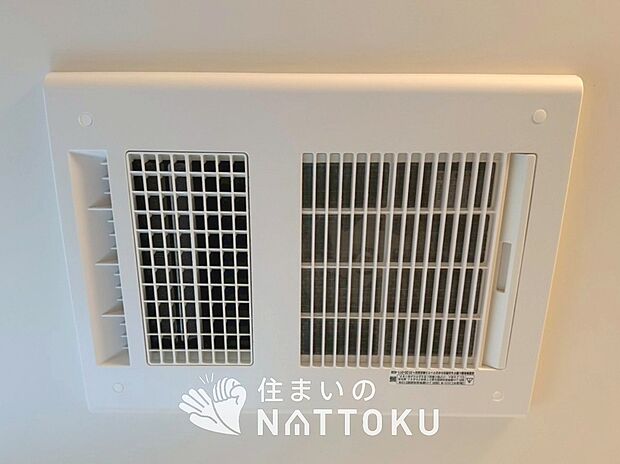 【電気式浴室暖房換気乾燥機】汚れてもサッとひと拭きでお手入れ簡単、エコ仕様の温水洗浄便座付きのトイレです。
バリアフリーにも配慮しています。
