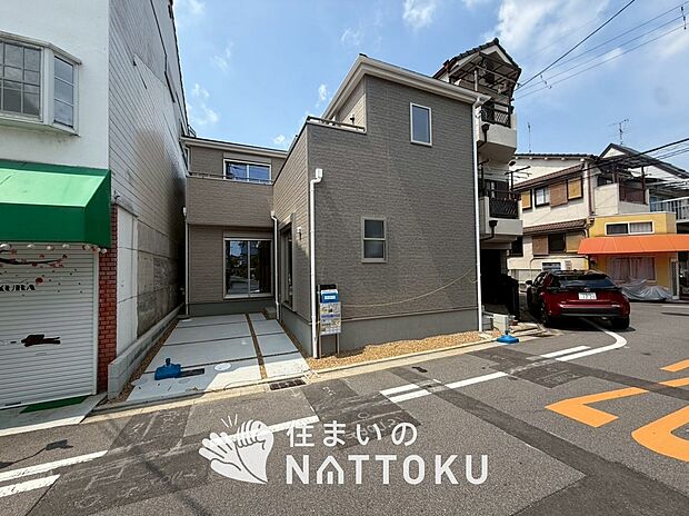 【現地写真（外観）】雨で汚れを落とし、耐久性・耐候性に優れた外壁を使用しています。