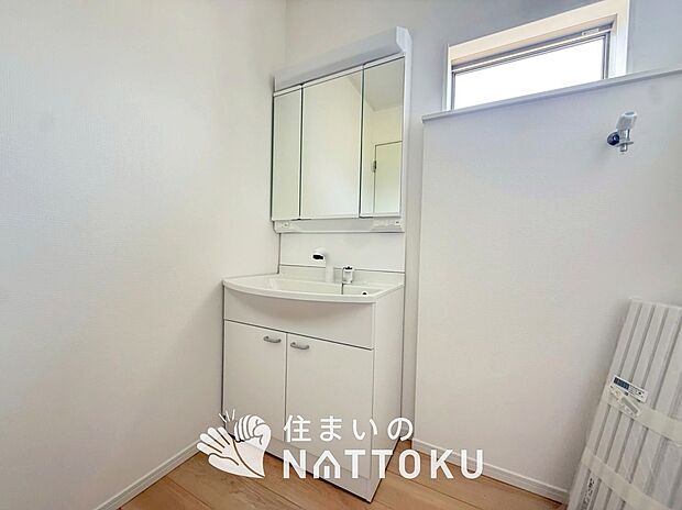 【洗面台・洗面所】鏡の両サイドは、必要なものを取出しやすく、大きな鏡面で朝の準備も快適。
使いやすいリフトアップ機能付きのシングルレバーシャワー水栓付です。