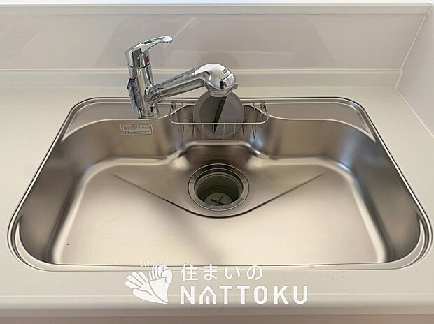 【浄水器内臓ハンドシャワー付シンク】広々とした凸型シンクに洗剤ポケットを標準装備。すっきり収納できます。
また、蛇口の先端に浄水器を内蔵しているため場所をとりません。