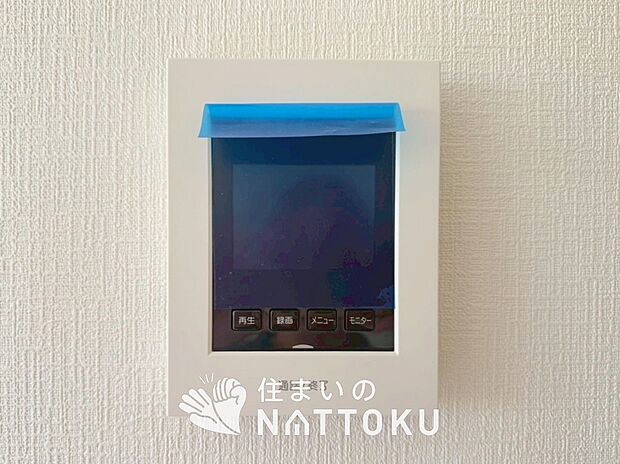 【TVモニター付インターホン】手放し通話ができ、送話表示灯で送話・受話状態が確認できます。
映像と音声で玄関先の様子をチェックできるモニター機能や、夜間の訪問者の顔も確認できるLEDライトを装備しています。