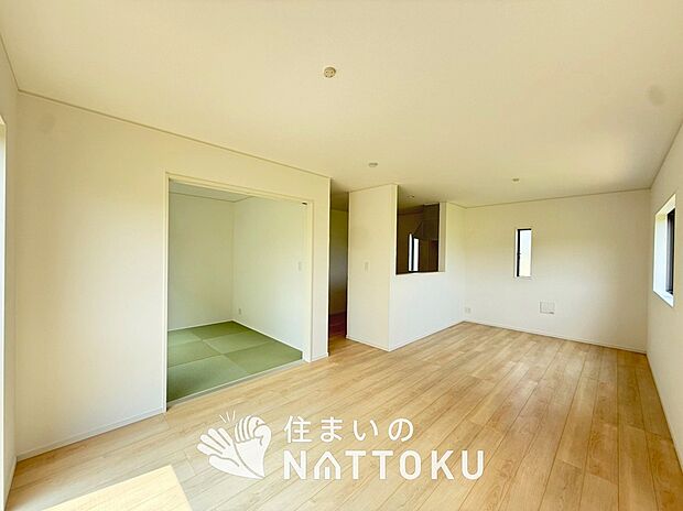 【現地写真（リビング）】フローリング材には、木目、色調など木材特有の風合いがあり、ナチュラルな美しさになっています。