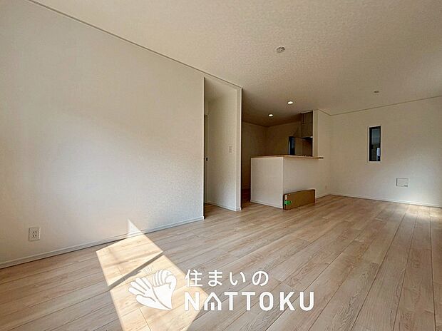 【現地写真（リビング）】フローリング材には、木目、色調など木材特有の風合いがあり、ナチュラルな美しさになっています。