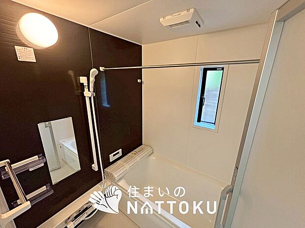 【現地写真（浴室）】浴室暖房乾燥機付き。１坪タイプで広々です。