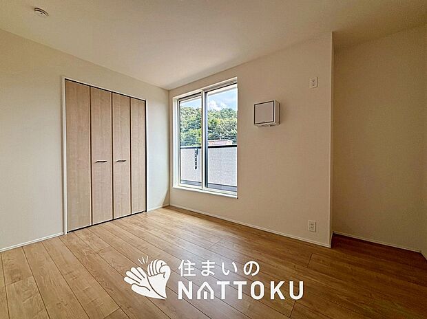 【現地写真（寝室）】木目の美しさを際立たせるシンプルデザインの建具を使用しています。