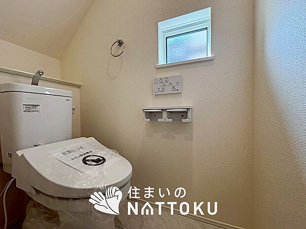 【トイレ】汚れてもサッとひと拭きでお手入れ簡単、エコ仕様の温水洗浄便座付きのトイレです。
バリアフリーにも配慮しています。